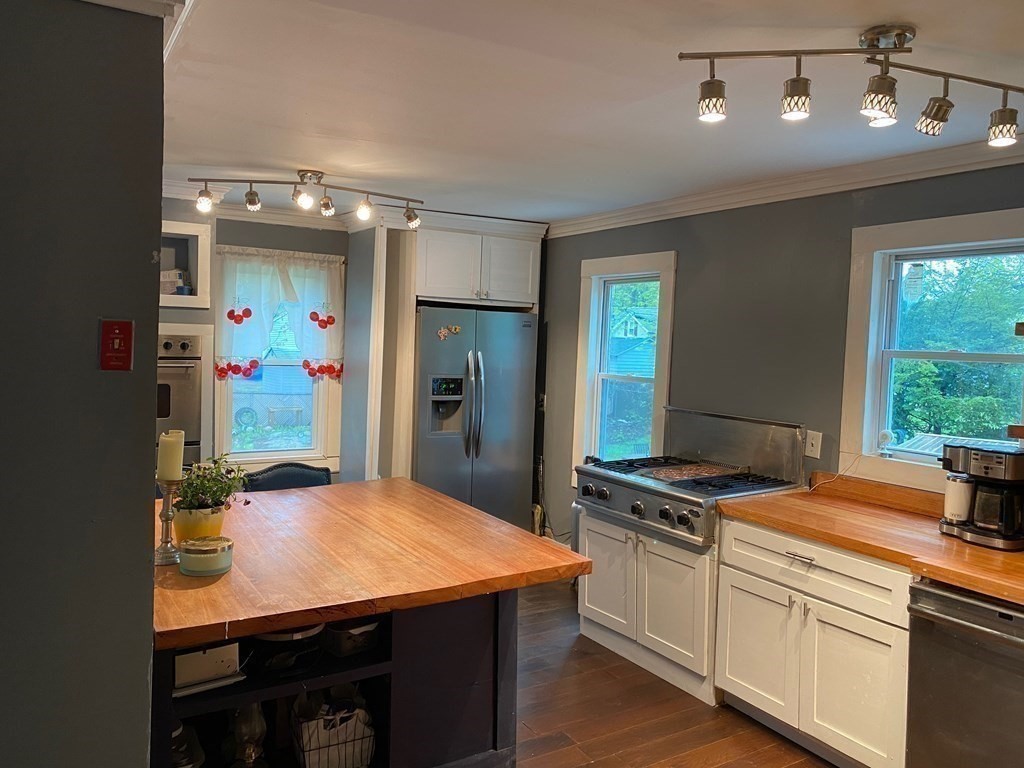 654 Newbury Street Springfield, MA 01104 - Photo 11 of 31 Gallery Image 11