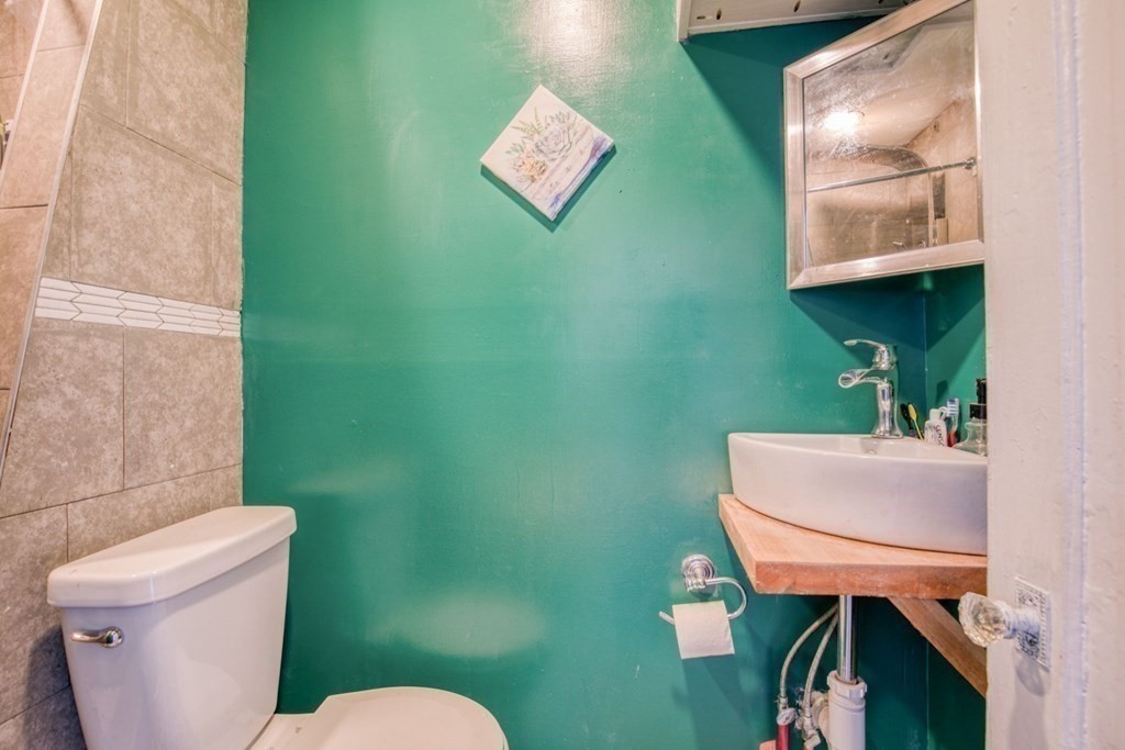 654 Newbury Street Springfield, MA 01104 - Photo 13 of 31 Gallery Image 13