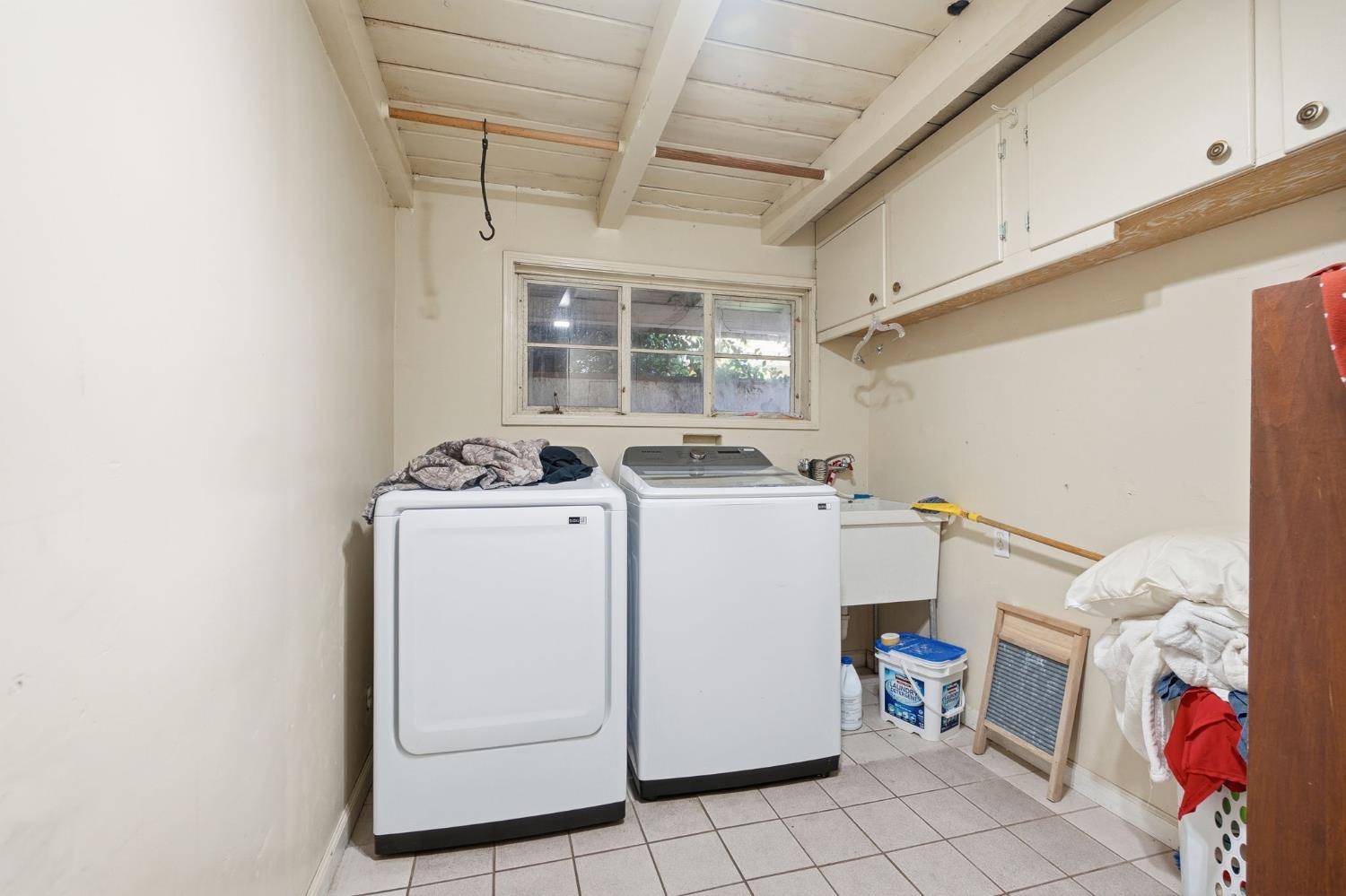 1705 Stetson Avenue Modesto, CA 95350 - Photo 9 of 32 a utility room with dryer and washer