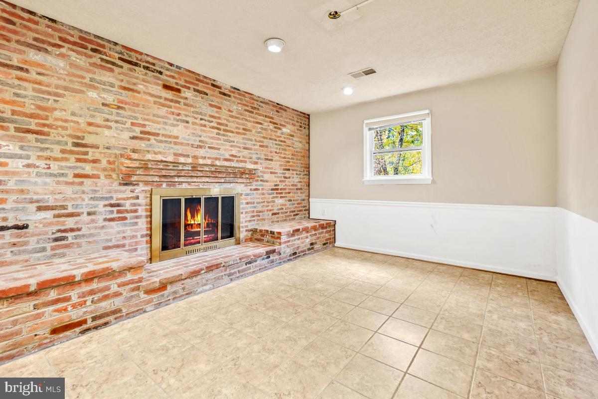 6871 Churchill Road McLean, VA 22101 - Photo 23 of 30 an empty room with windows