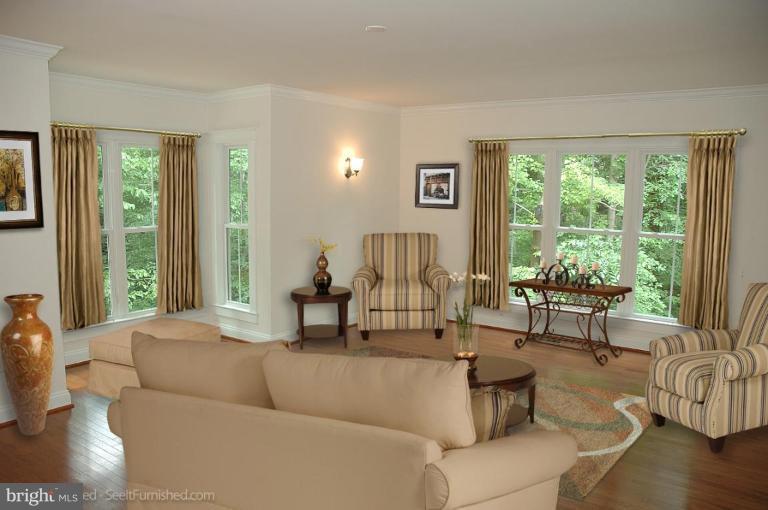 6582 Braddock Road Alexandria, VA 22312 - Photo 4 of 29 Living Room