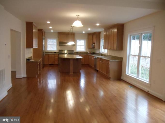 6582 Braddock Road Alexandria, VA 22312 - Photo 10 of 29 Breakfast Area