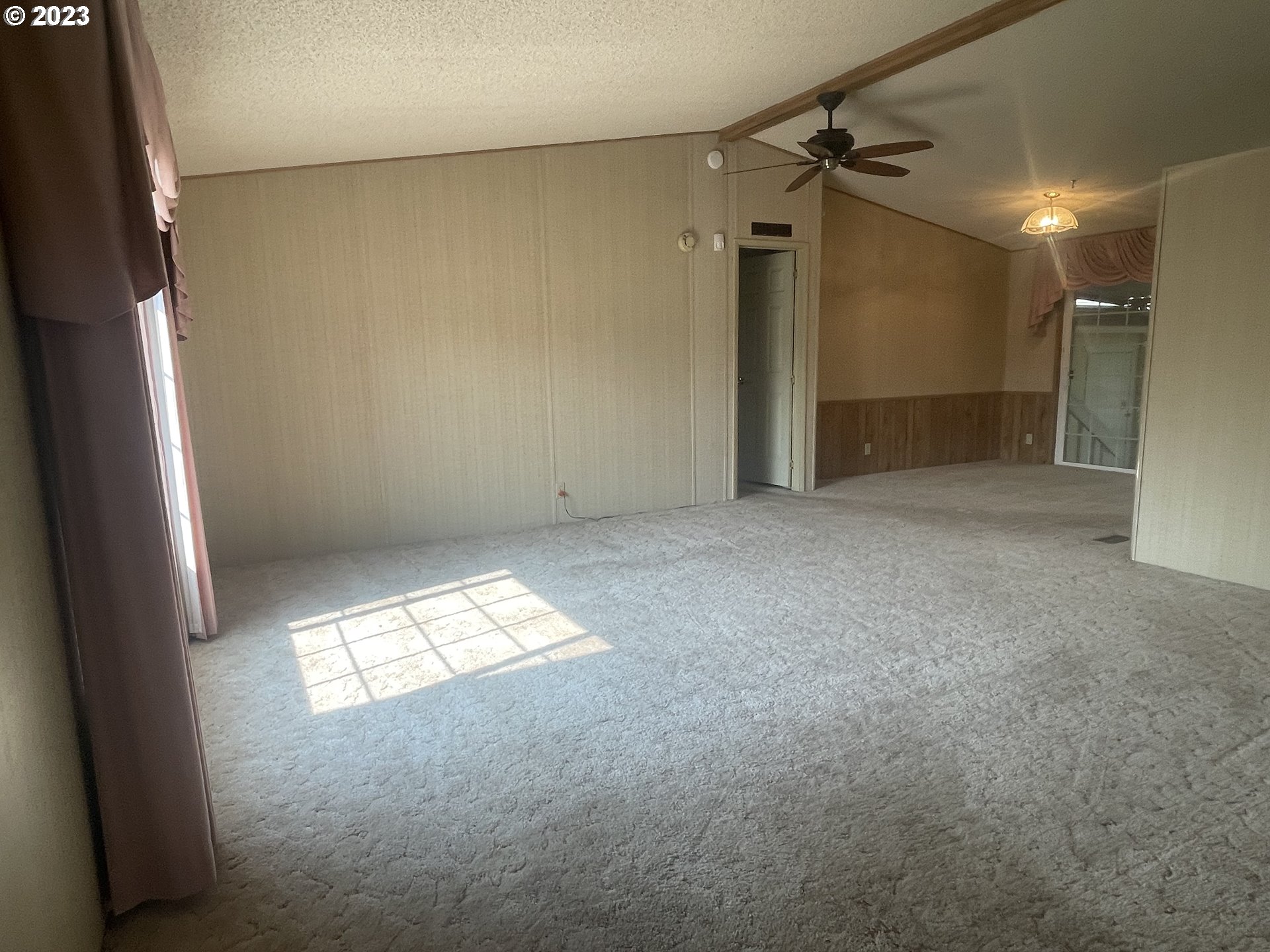 3275 Galena Loop Lebanon, OR 97355 - Photo 10 of 30 Living Room