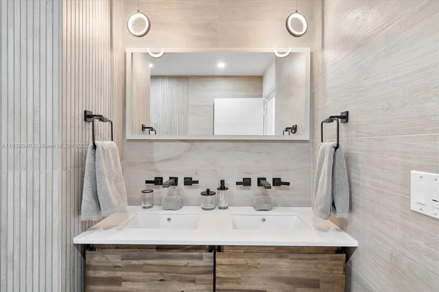 $8,000 | 2301 Collins Avenue, Unit 1633, Miami Beach, FL 33139