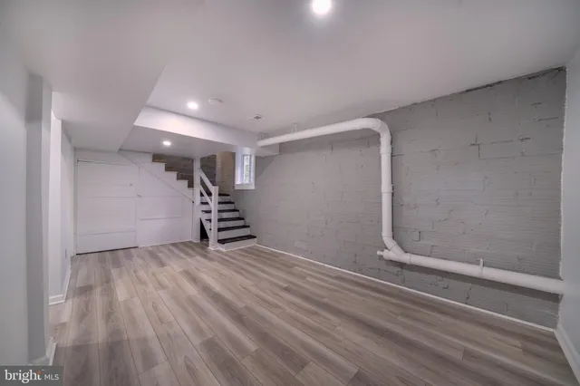 a black and white photo of a room