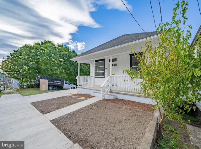 a view of a house with backyard