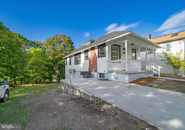 a view of a yard in front of house