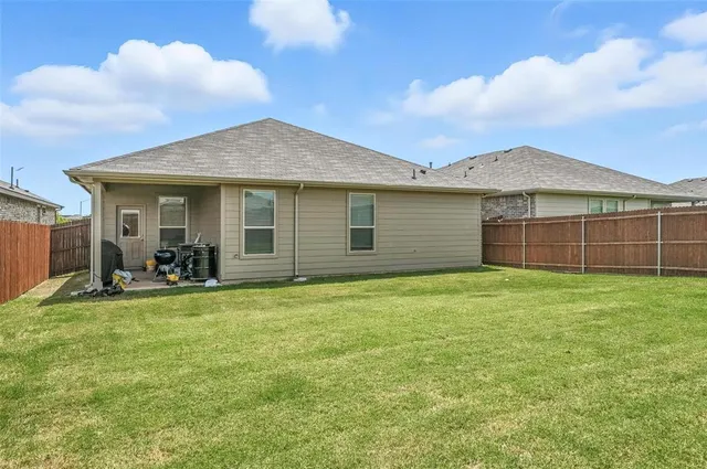 a view of a house with backyard and porch