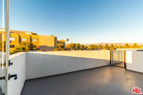 $5,000 | 5325 1/2 Ben Avenue, Valley Village, CA 91607