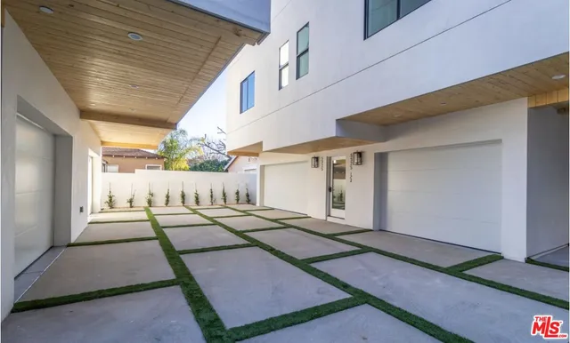 a view of a house with backyard and porch