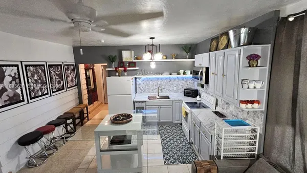 $3,995 | 4201 Southwest 60th Place, Unit 2, Miami, FL 33155