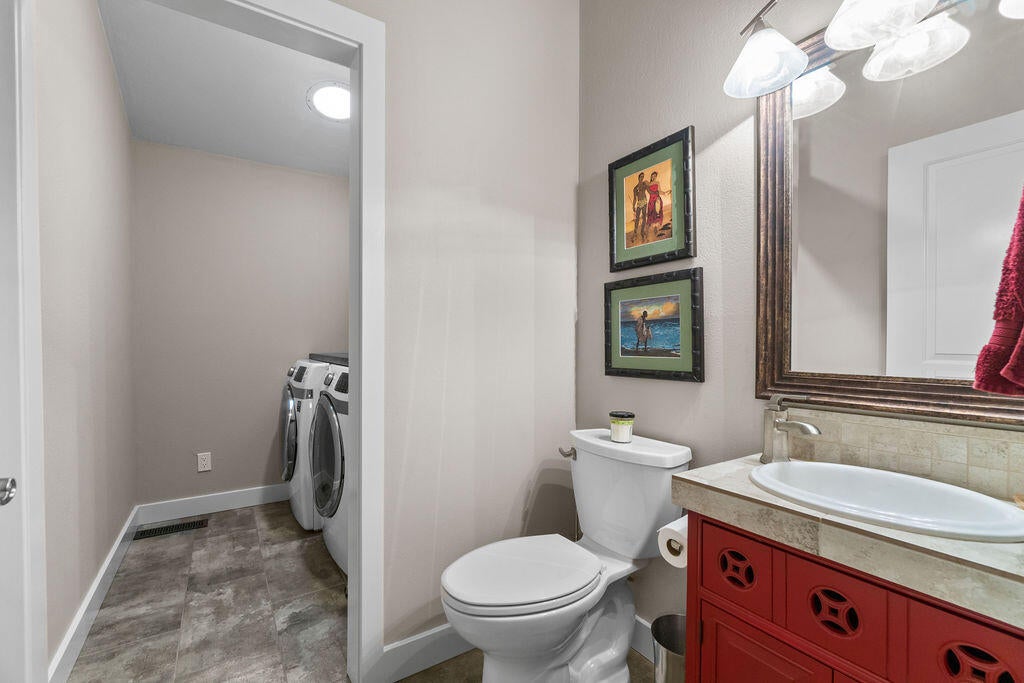 62508 Quail Ridge Road Bend, OR 97701 - Photo 9 of 36 Half bath and Laundry