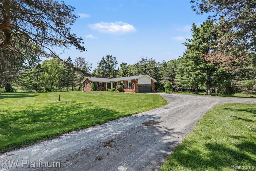 9474 Bartel Road Columbus, MI 48063 - Photo 3 of 31