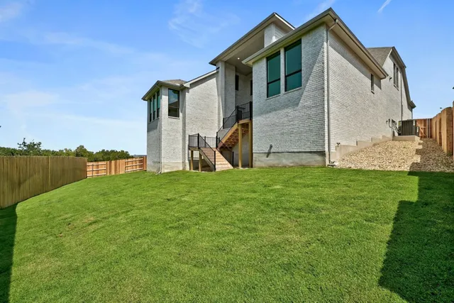 a view of a house with backyard