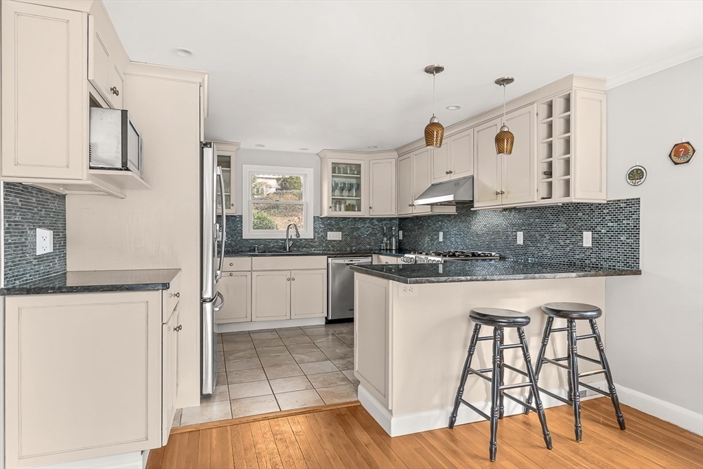 11 Springdale Avenue Wellesley, MA 02481 - Photo 7 of 33