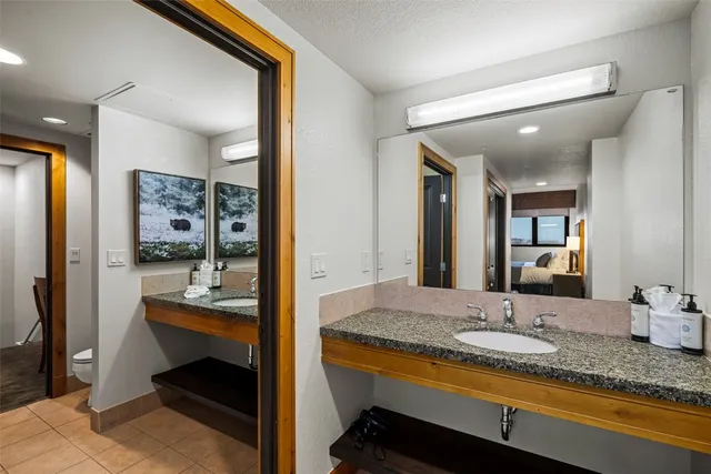 a en suite bathroom with a sink and a mirror