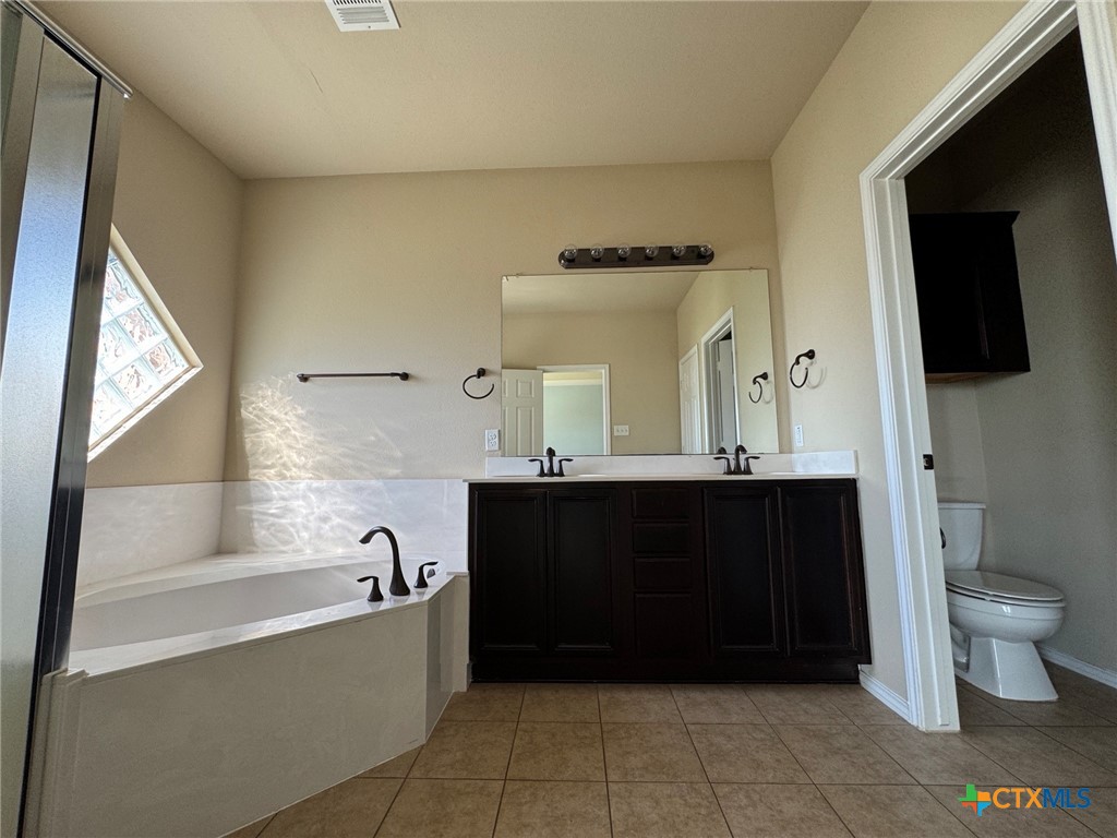 6801 Modesto Road Killeen, TX 76542 - Photo 14 of 26 a bathroom with a bathtub sink and toilet