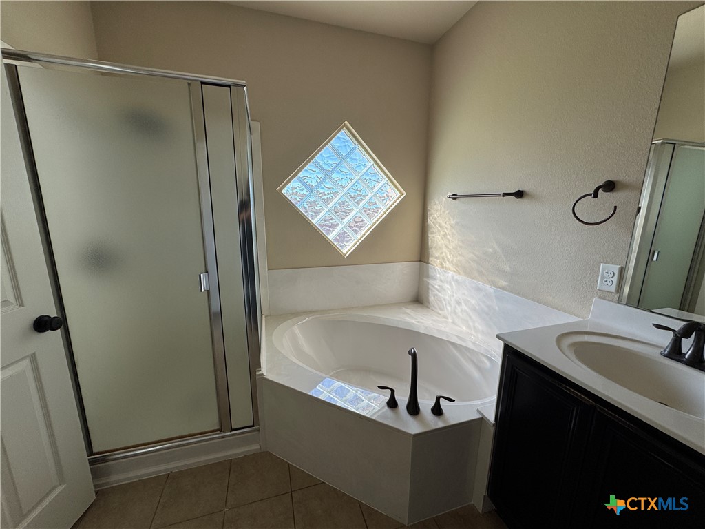 6801 Modesto Road Killeen, TX 76542 - Photo 16 of 26 a bathroom with a bathtub and a sink