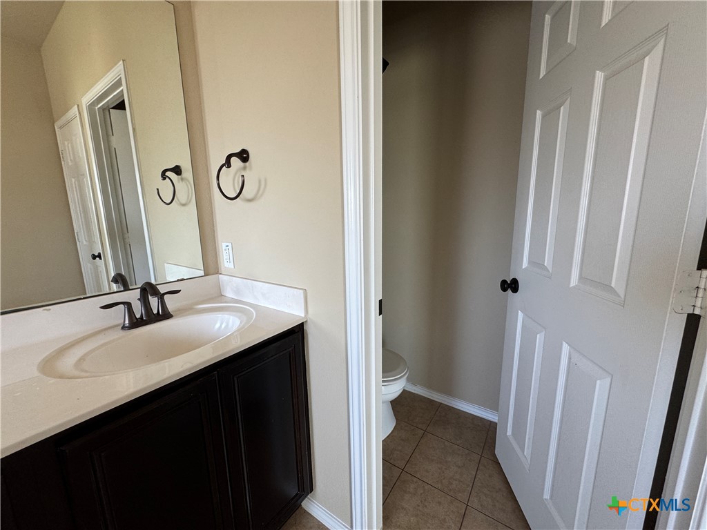 6801 Modesto Road Killeen, TX 76542 - Photo 3 of 26 a bathroom with a double vanity sink and a mirror