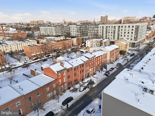 a picture of a room with a floor plan