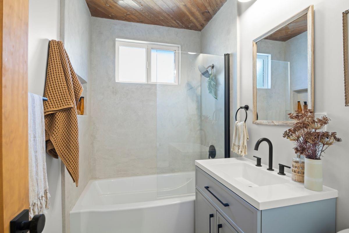 283 Burnham Road Oak View, CA 93022 - Photo 9 of 13 a bathroom with a bathtub sink and mirror