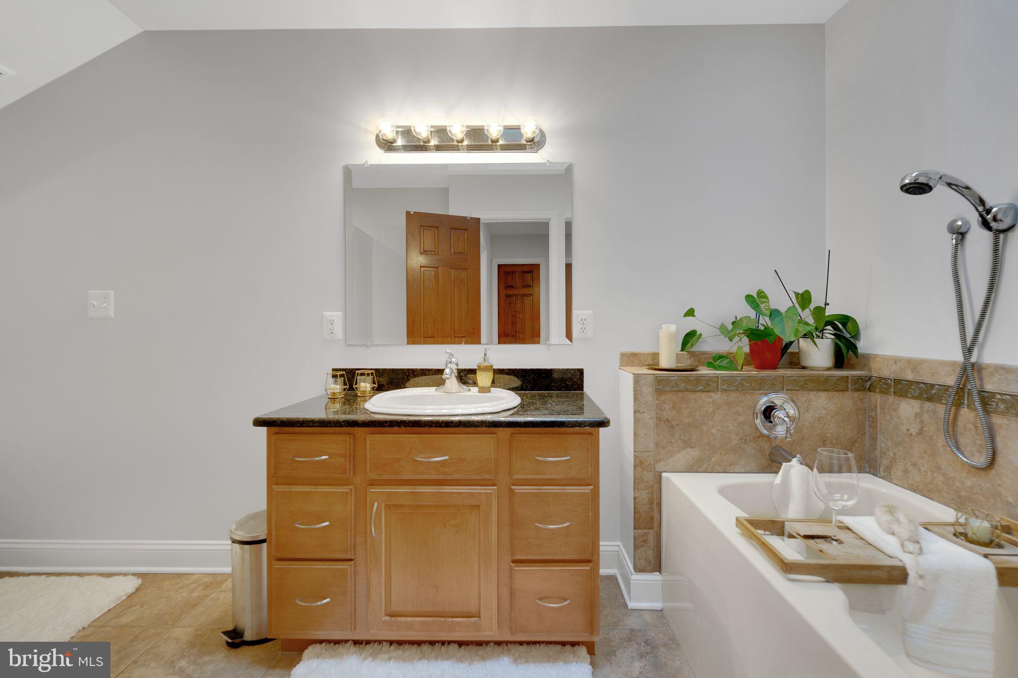 1012 B And L Club Road Pasadena, MD 21122 - Photo 27 of 54 Primary en-suite w/skylight and jetted tub