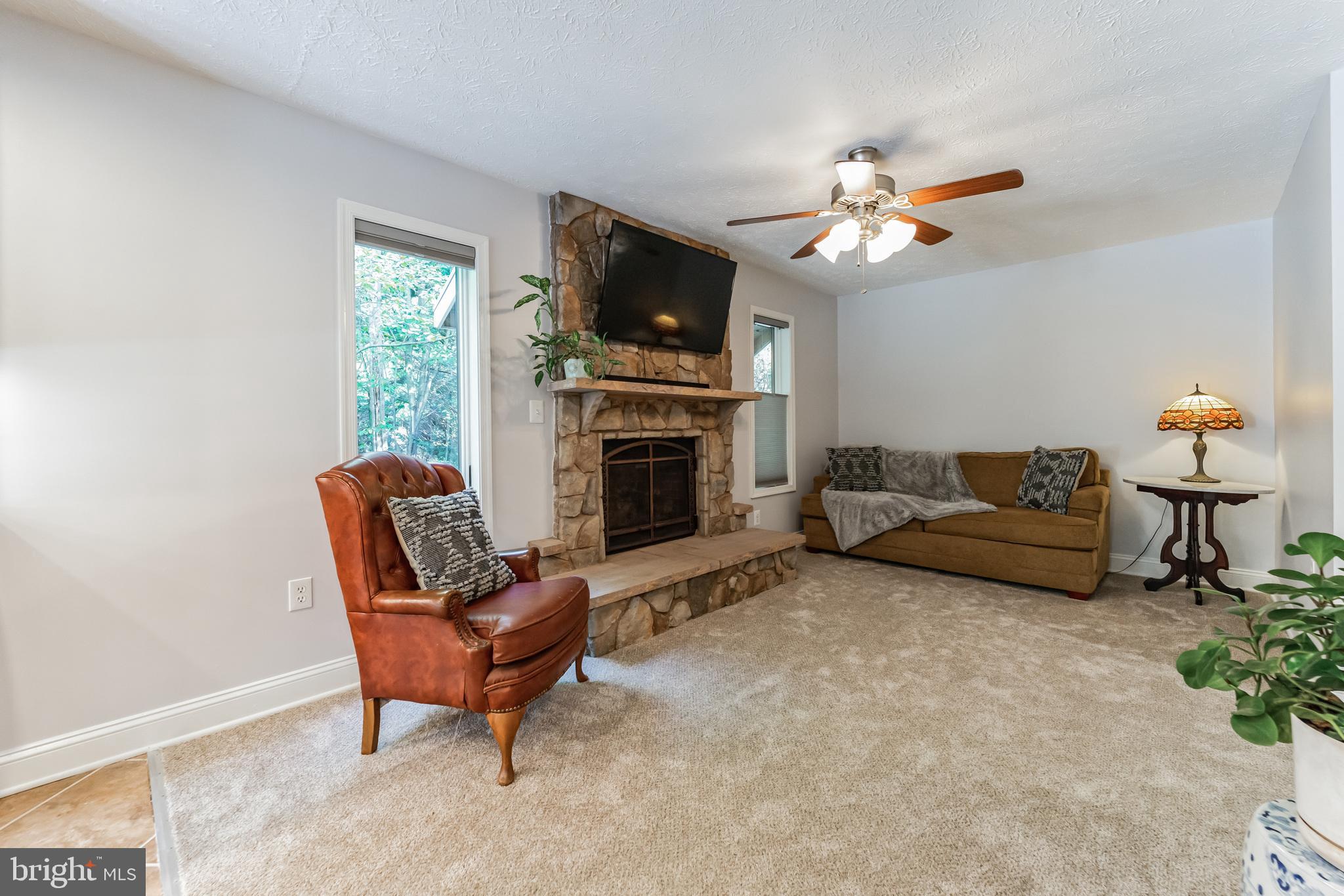1012 B And L Club Road Pasadena, MD 21122 - Photo 10 of 54 Livingroom