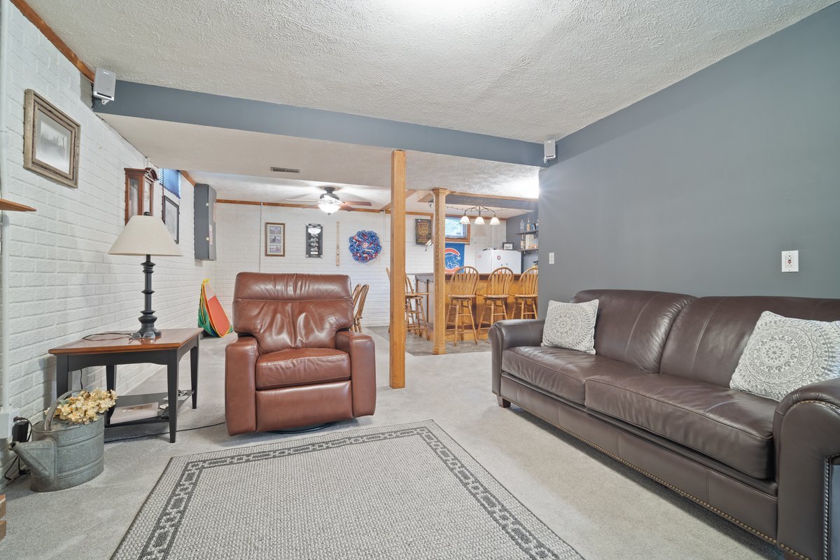 2606 Persimmon Place Bloomington, IL 61701 - Photo 14 of 19 a living room with furniture and a couch