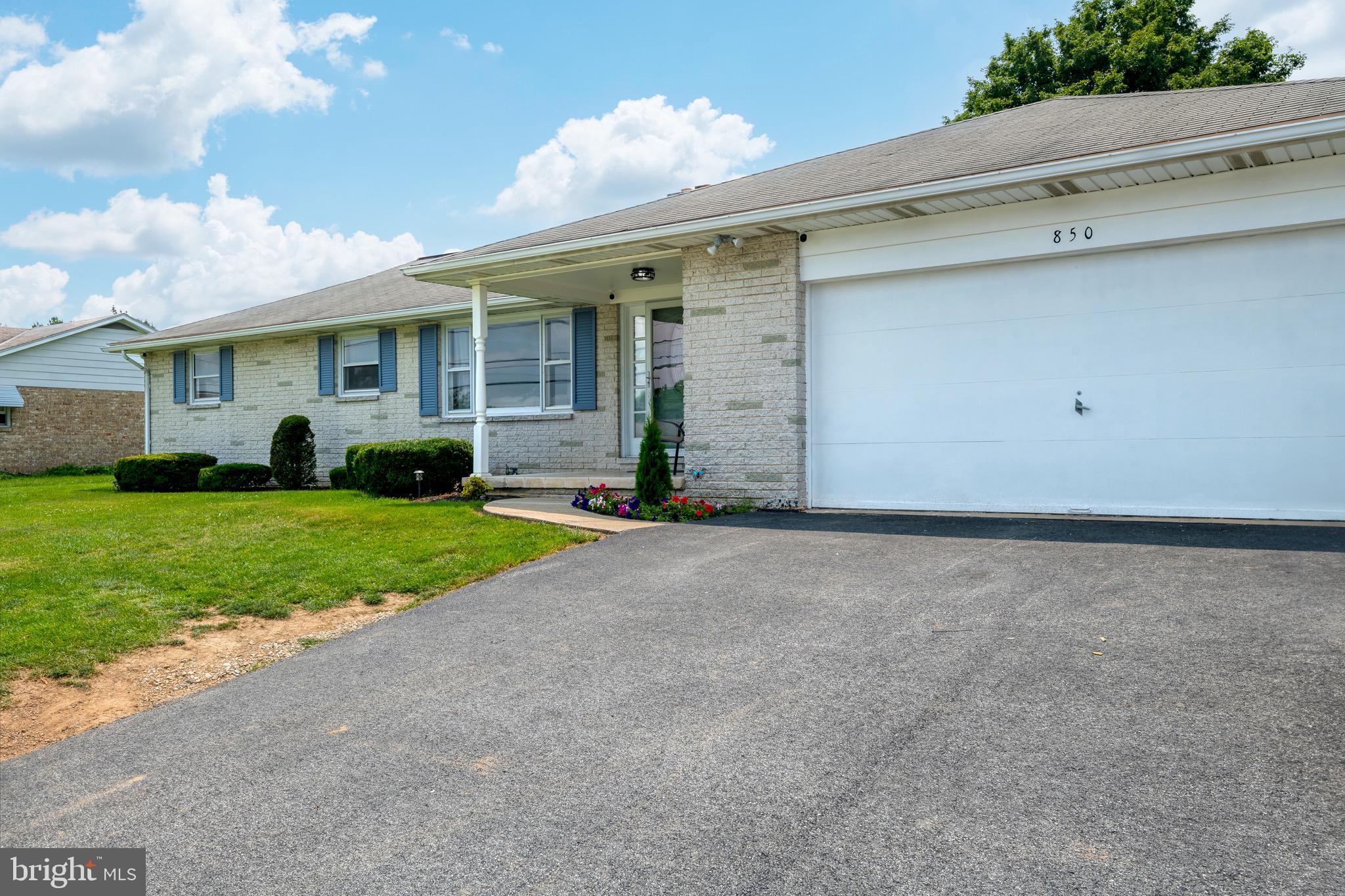 850 Cape Horn Road York, PA 17402 - Photo 3 of 33 Driveway & Garage