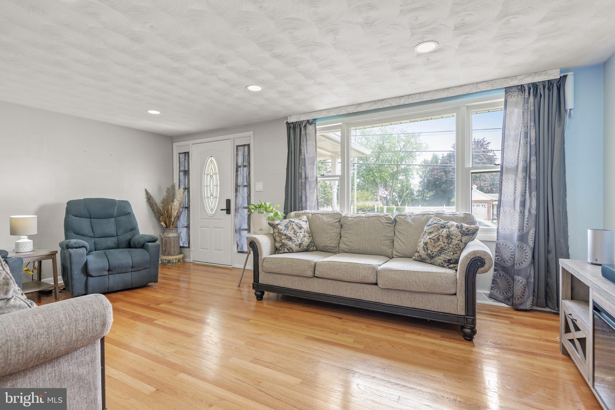 850 Cape Horn Road York, PA 17402 - Photo 6 of 33 Living Room