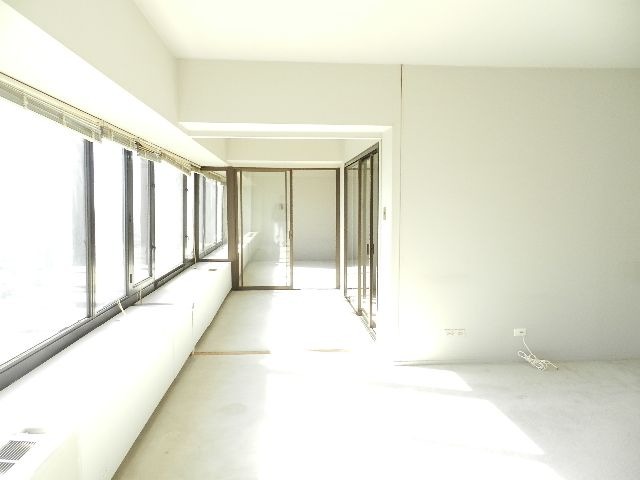 175 East Delaware Place, Unit 7109 Chicago, IL 60611 - Photo 9 of 14 a view of an empty room