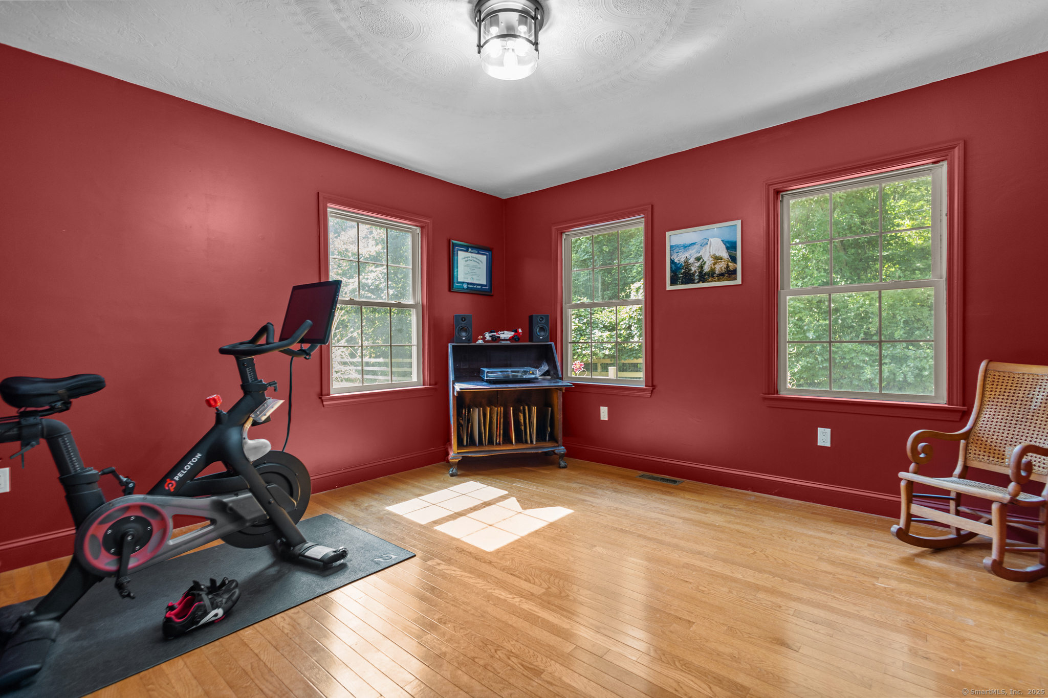 433 Fabyan Road Thompson, CT 06255 - Photo 7 of 39 a livingroom with furniture and a window