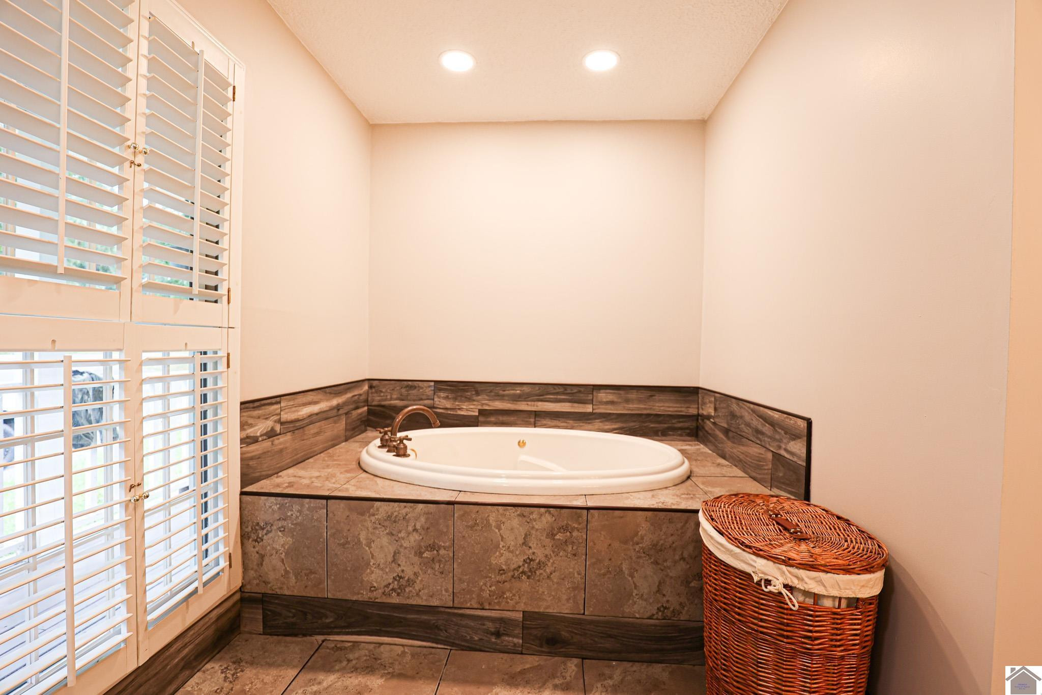 6565 Benton Road Paducah, KY 42003 - Photo 22 of 34 Primary Bathroom