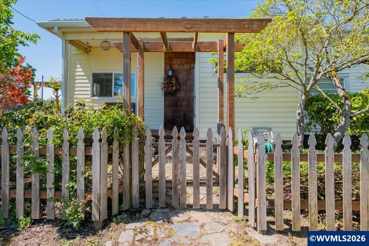 204 North 3rd Street Jefferson, OR 97352 - Photo 4 of 42