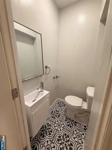 $3,500 | 262 Undercliff Avenue, Unit 1, Edgewater, NJ 07020