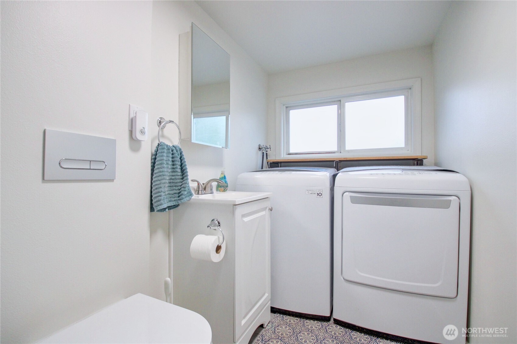 13168 Avon Allen Road Mount Vernon, WA 98273 - Photo 20 of 34 a utility room with dryer and washer