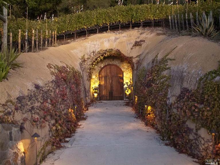 a view of entryway with a yard