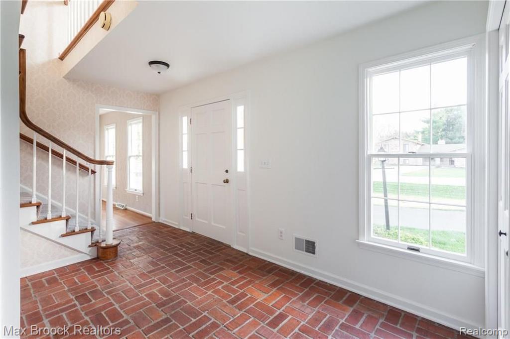 2372 Blockton Road Rochester Hills, MI 48306 - Photo 4 of 43