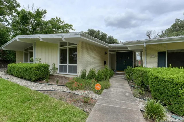 $825,000 | 509 Canterbury Hill Street, Terrell Hills, TX 78209