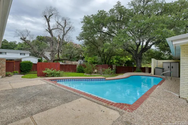 $825,000 | 509 Canterbury Hill Street, Terrell Hills, TX 78209