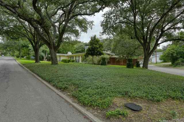 $825,000 | 509 Canterbury Hill Street, Terrell Hills, TX 78209