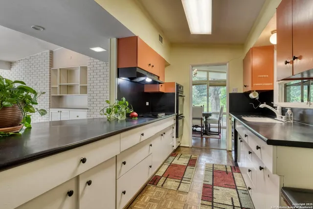 $825,000 | 509 Canterbury Hill Street, Terrell Hills, TX 78209