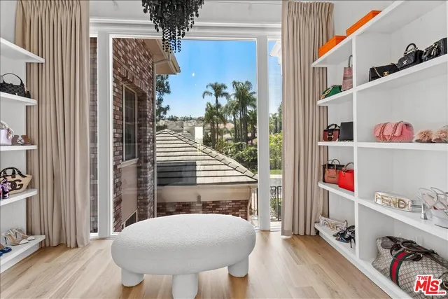 a view of entryway and livingroom with furniture