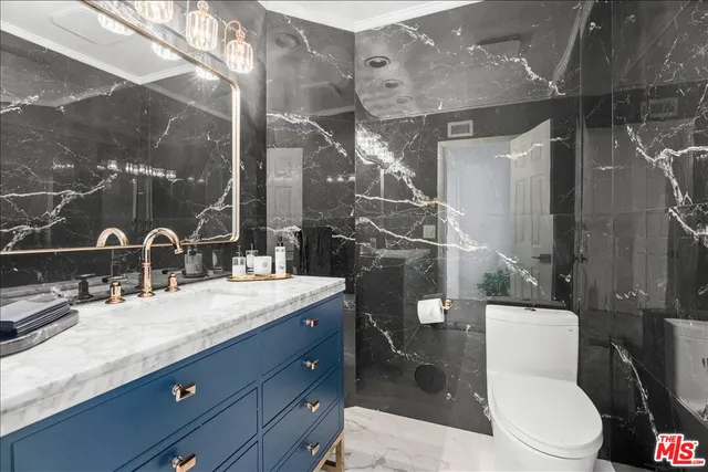 a view of entryway with washer and dryer