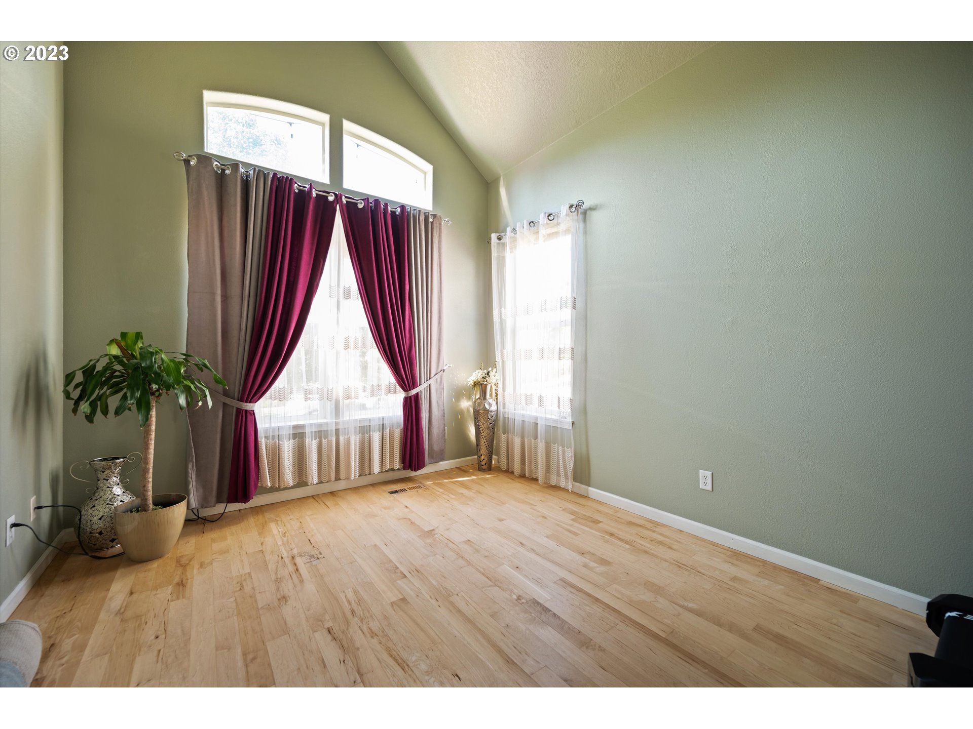 5653 Southwest Lee Street Tualatin, OR 97062 - Photo 4 of 42