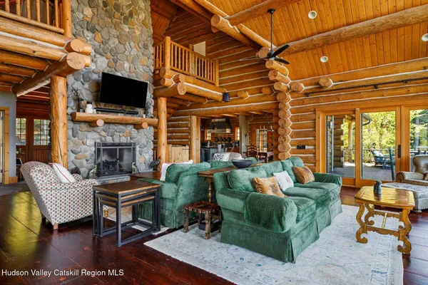 a view of a house with backyard