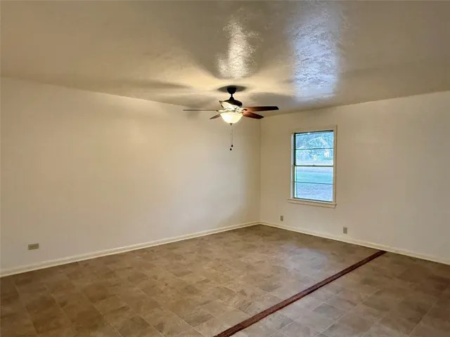 $1,300 | 219 Moore Street, Navasota, TX 77868