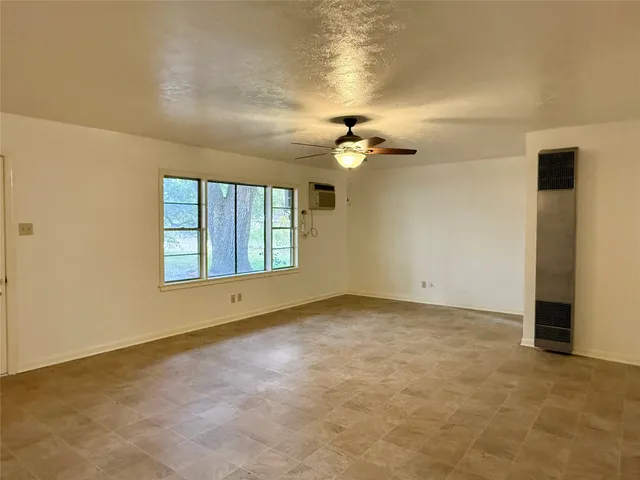 $1,300 | 219 Moore Street, Navasota, TX 77868