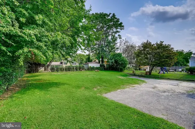 a view of a house with backyard and garden