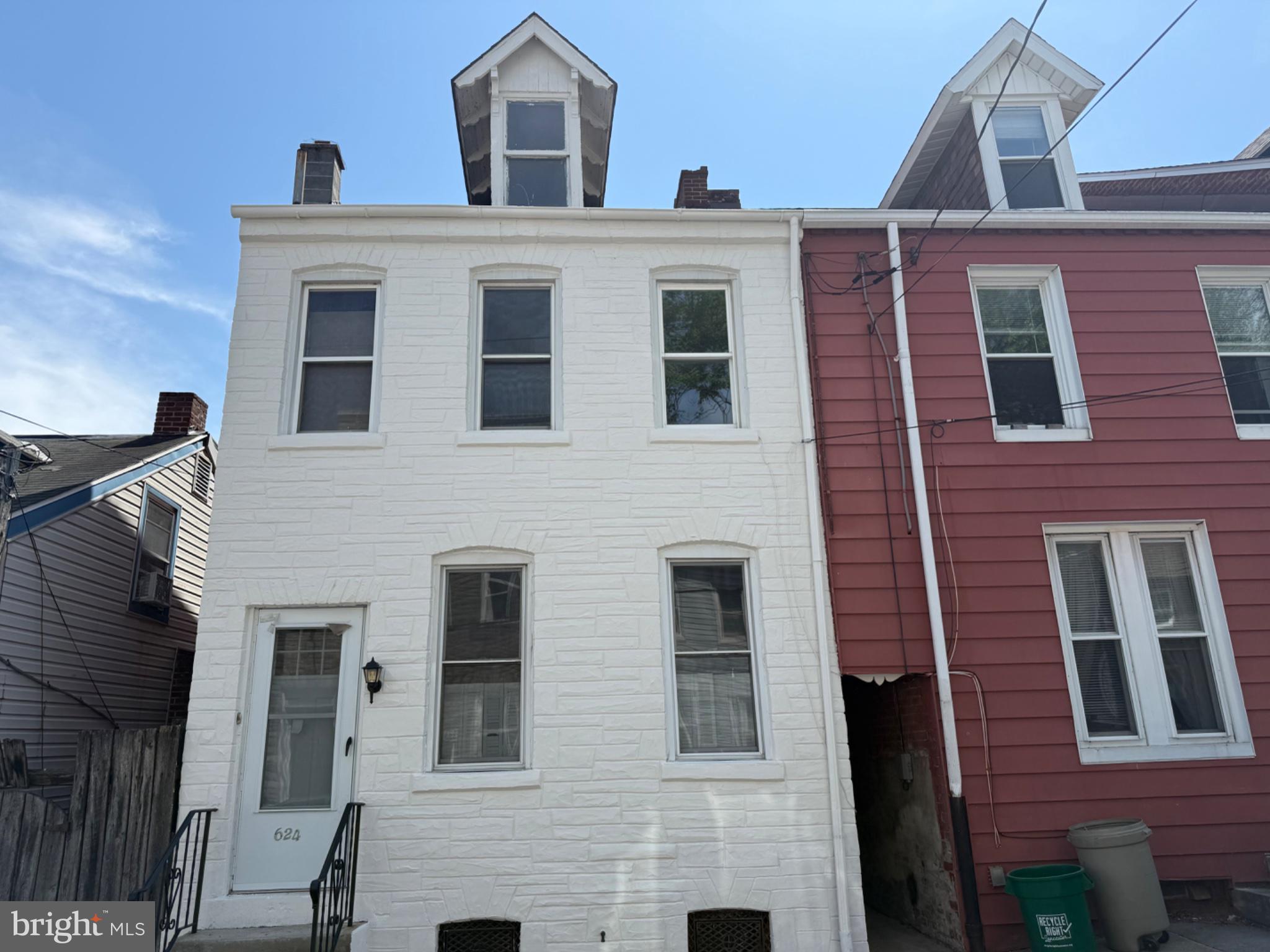 624 Poplar Street Lancaster, PA 17603 - Photo 1 of 25 a front view of a house